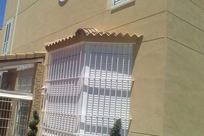 ejecución de revestimiento monocapa raspado en fachada